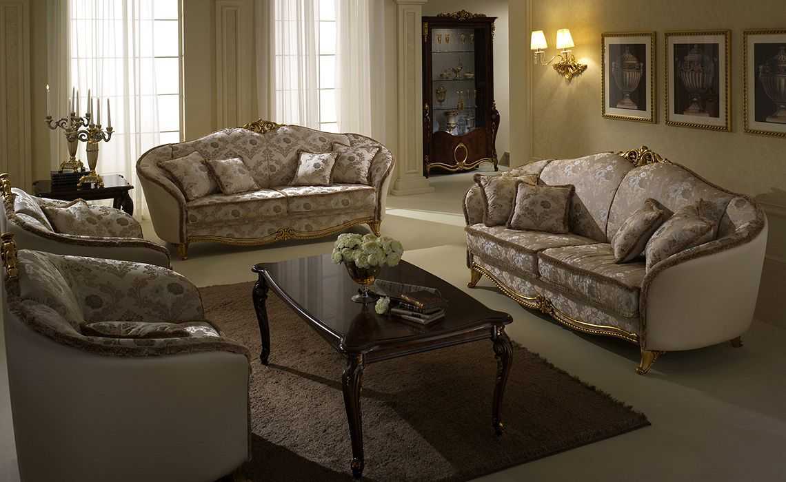 Гостиная в стиле неоклассика: диван, шторы, люстры и другое в интерьере комнаты, фото