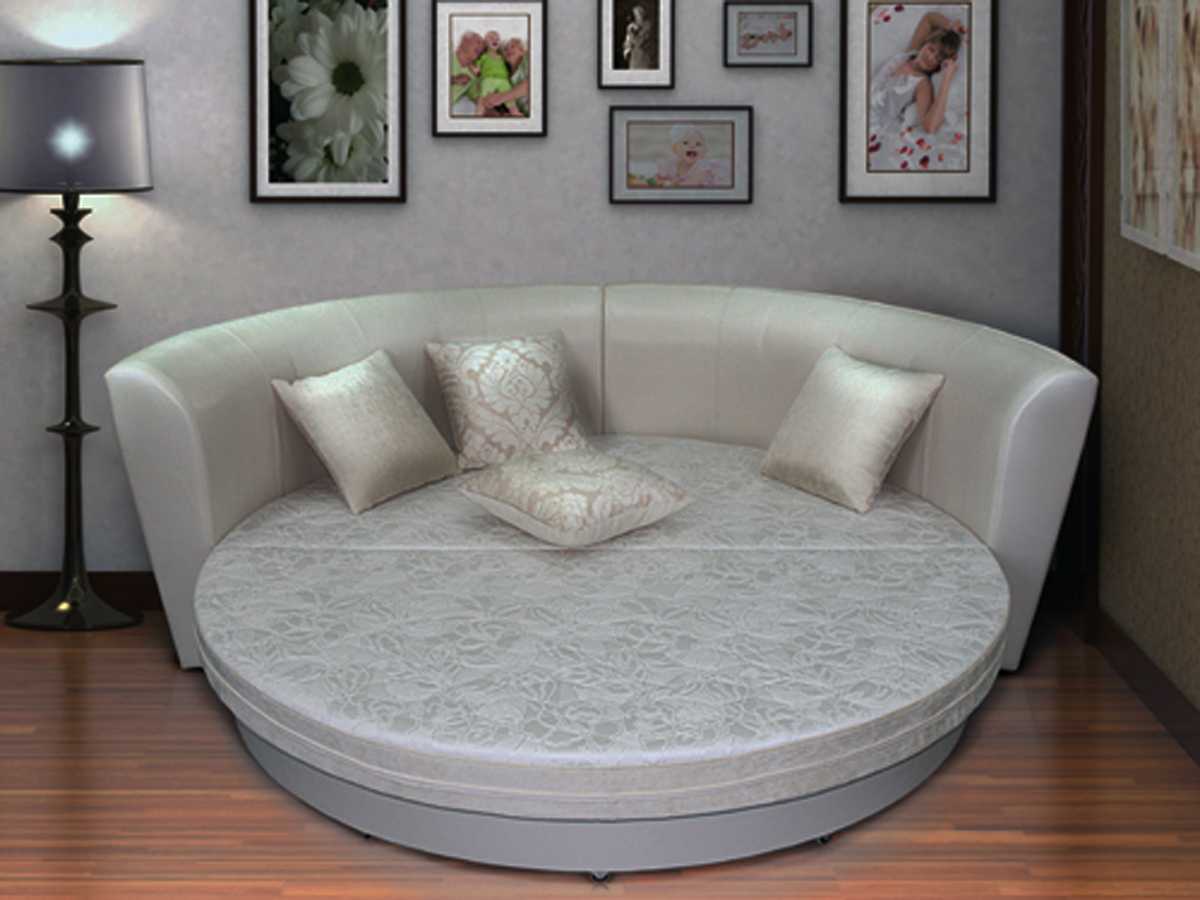 Белый диван в интерьере: модели и примеры