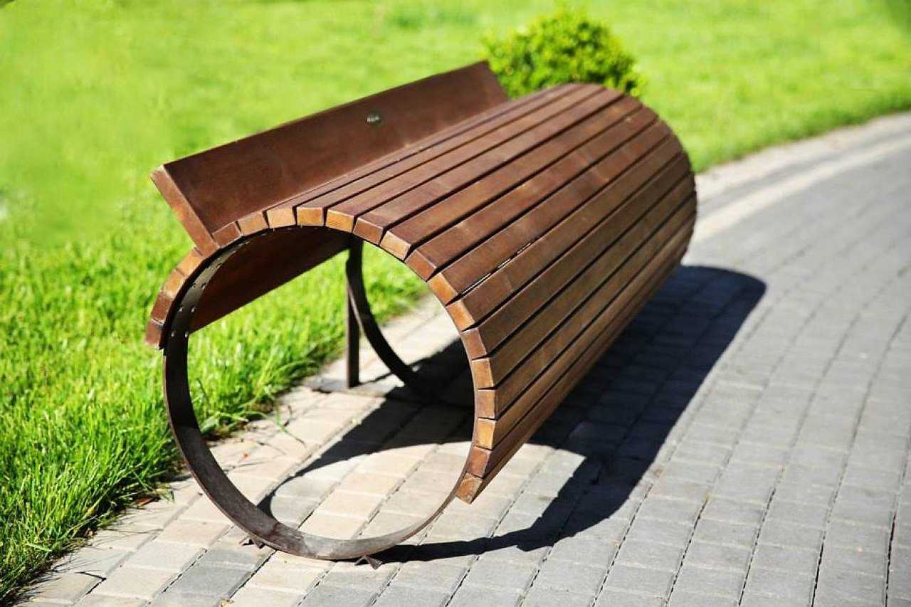 Примеры необычных скамеек из дерева, фанеры или металла для дачи