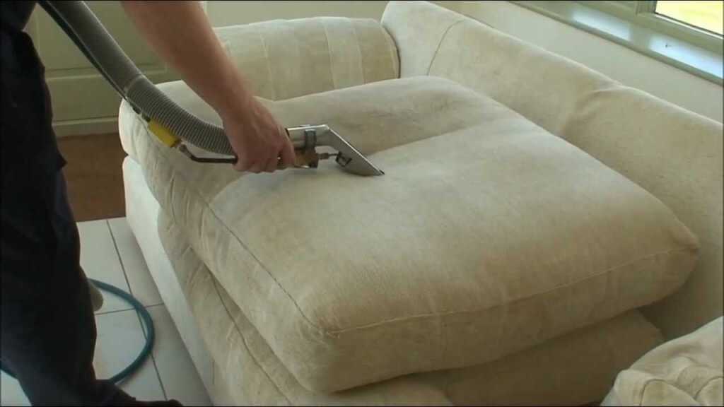 Как в домашних условиях осуществить химчистку дивана своими руками