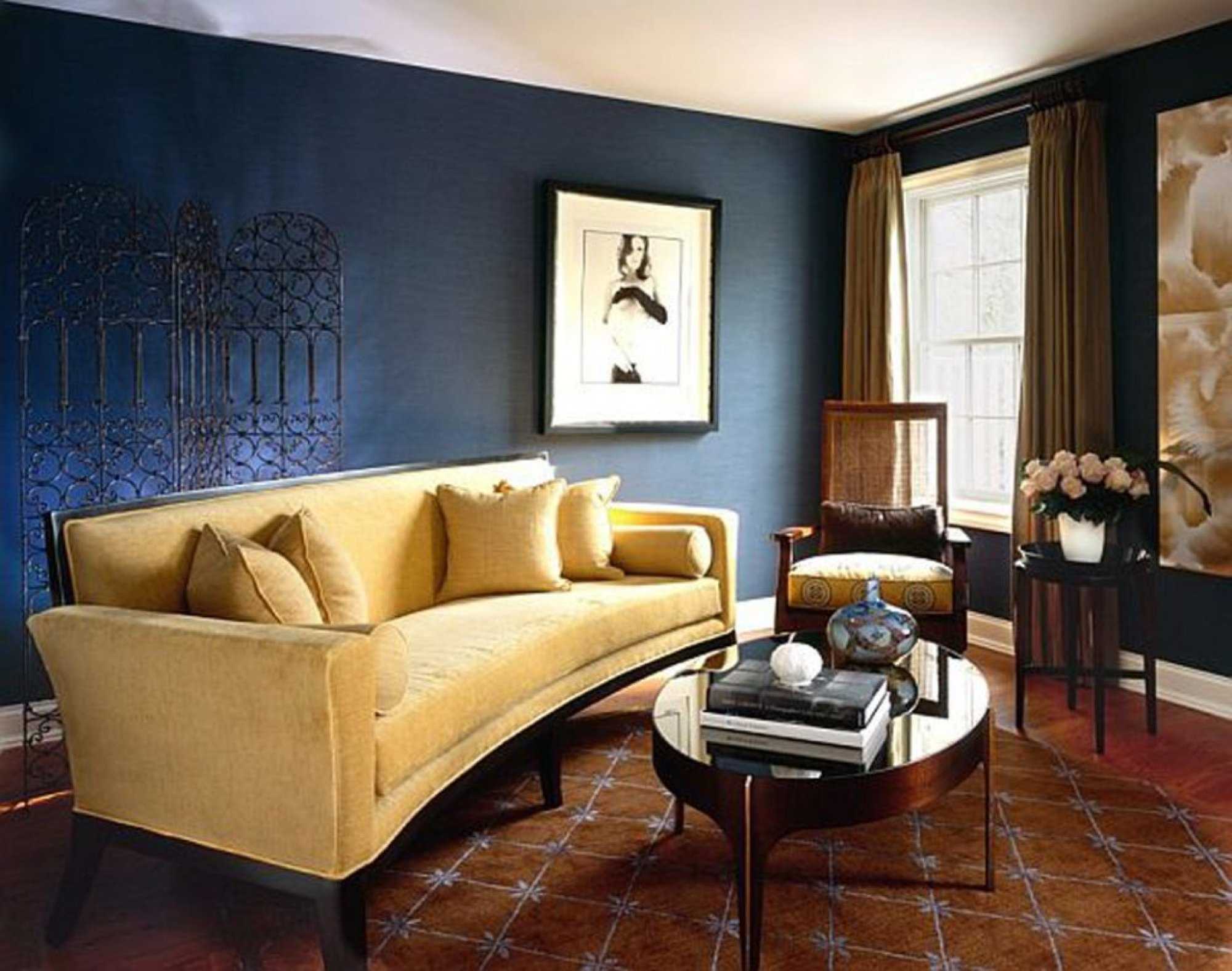 Золотой цвет стен. Интерьер в сине коричневых тонах. Коричневая мебель в интерьере. Коричневая стена. Золотые стены в интерьере.