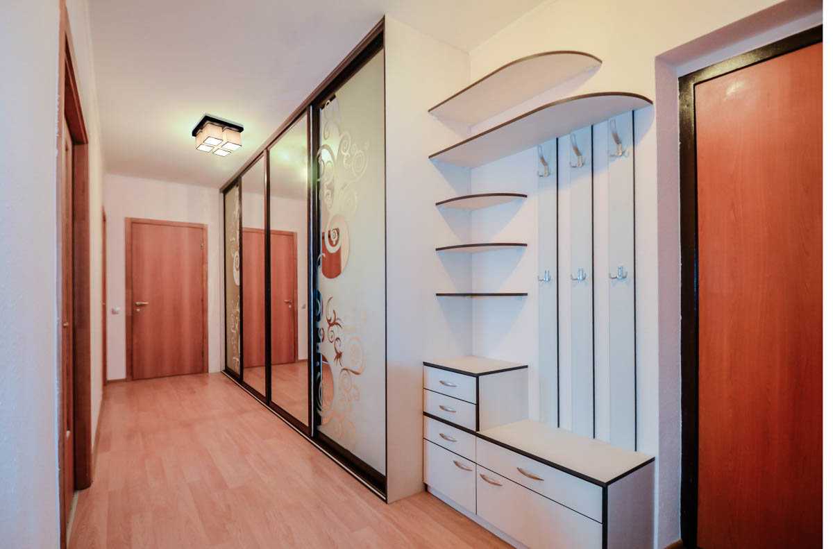 Мебель прихожая в длинный узкий коридор: фото дизайна в квартире, самый длинный ремонт, идеи для трех комнат