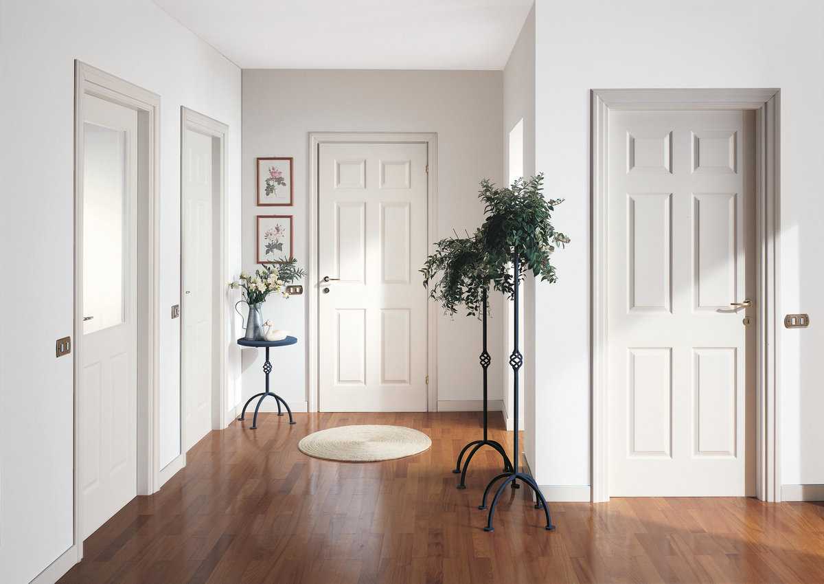 Белые плинтусы и белые двери в различных интерьерах - фотообзор