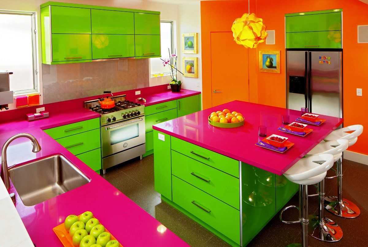 Двухцветные кухни: выбор и примеры в интерьере