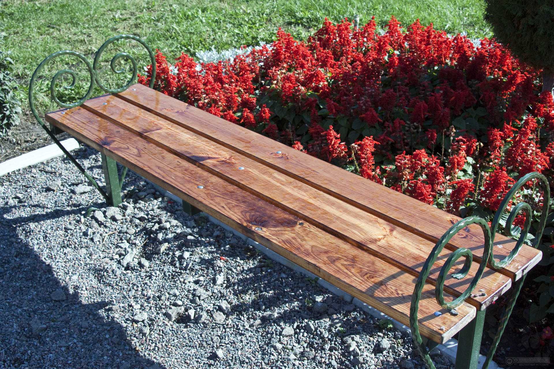 Необычные скамейки из металла или дерева со столиком для дачного участка