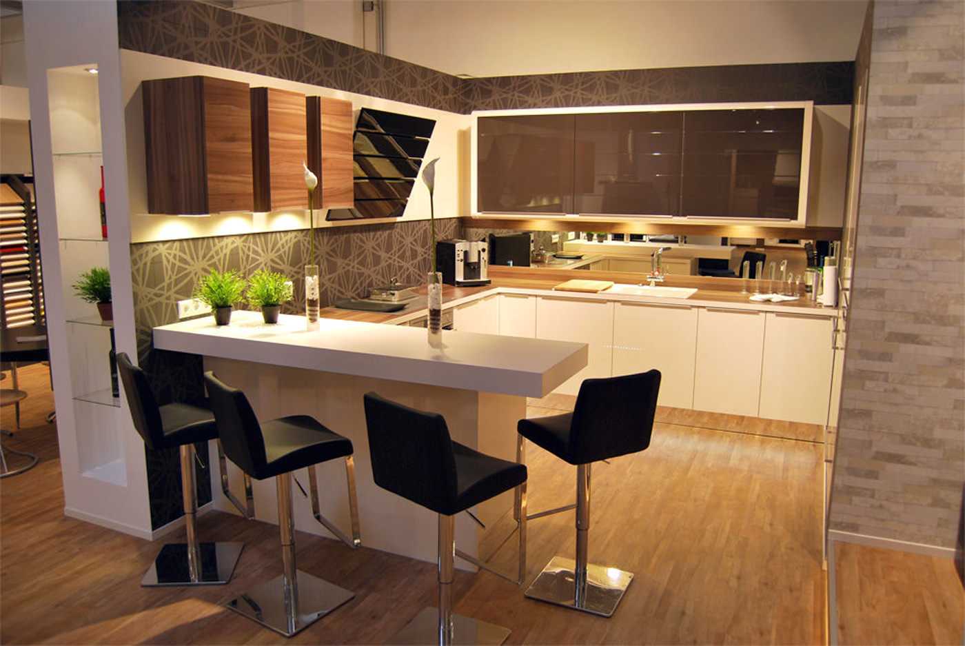 Дизайн совмещенной кухни-гостиной с барной стойкой