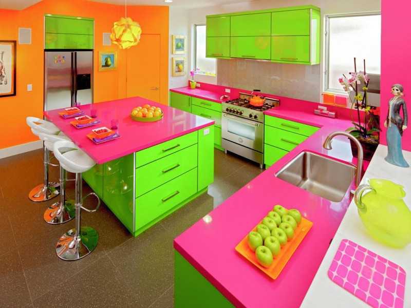 Дизайн кухни с гарнитуром цвета лайм