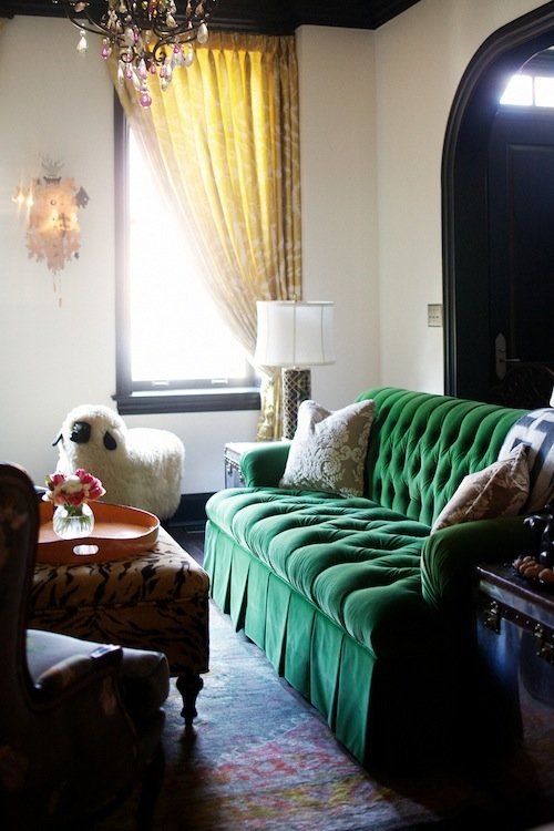 Оформление дизайна гостиной комнаты с зеленым диваном в интерьере