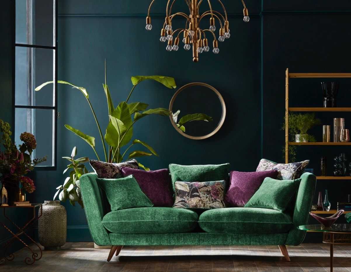 Изумрудный цвет в интерьере: сочетание с другими цветами. изумрудный диван, шторы, стены и другие предметы в интерьере