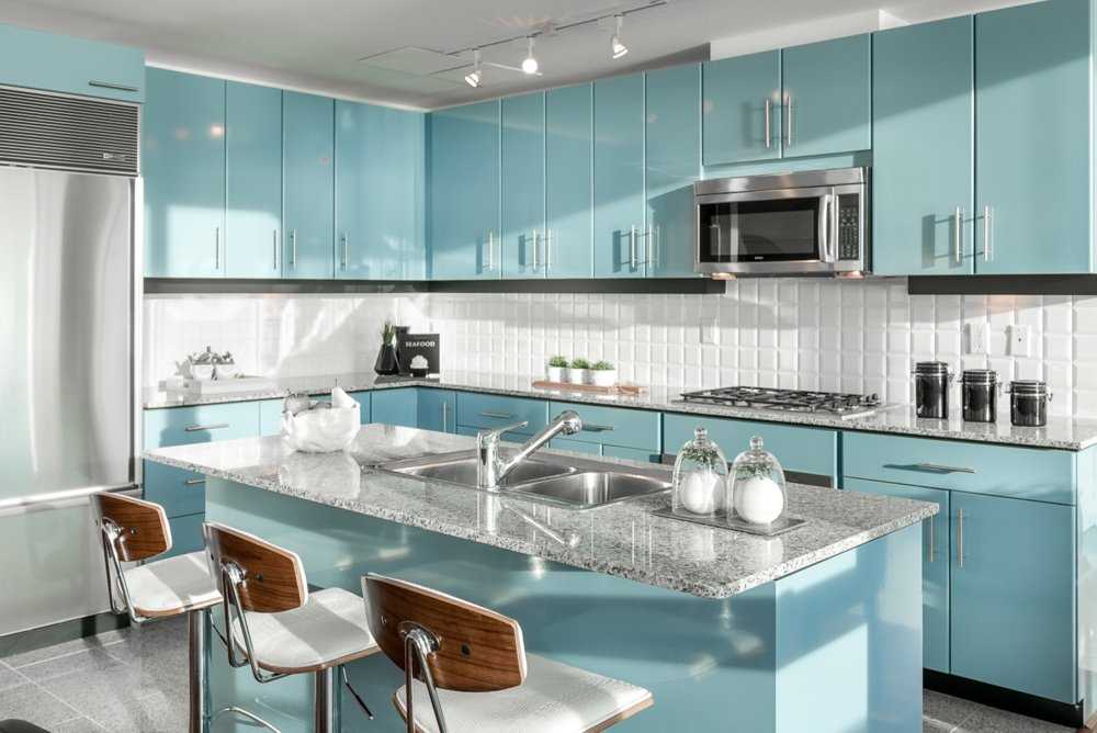 Голубая кухня (47 фото): гарнитур в голубых тонах в интерьере, обзор кухни в светло-голубом и желто-голубом, коричнево-голубом и других цветах