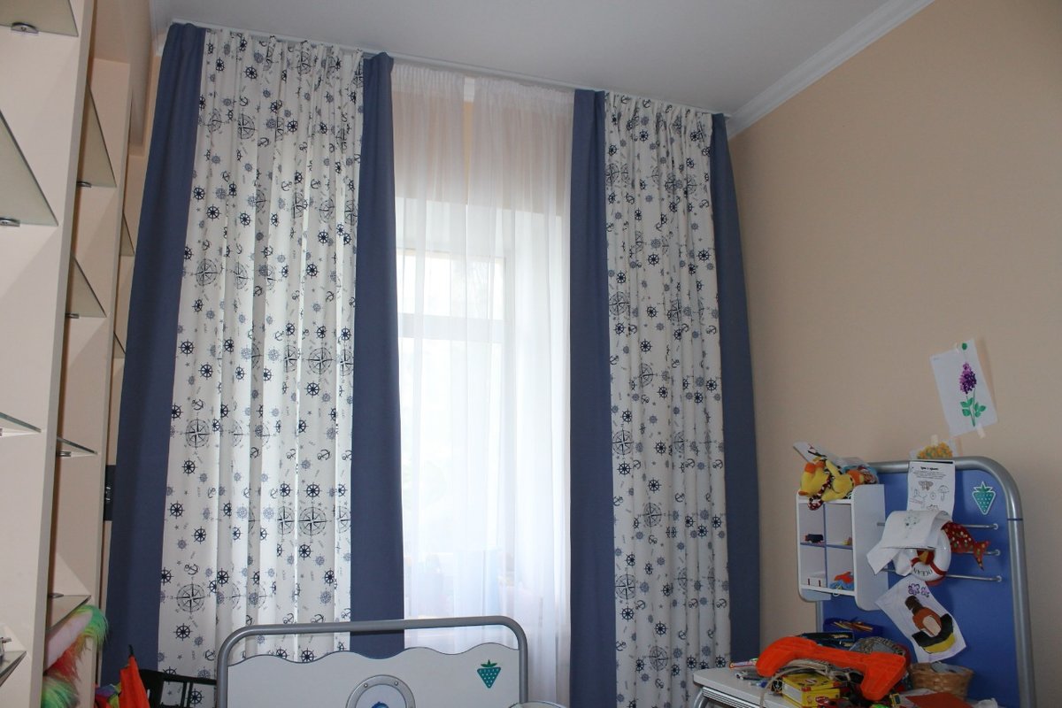 Детская в морском стиле: оформление комнаты для мальчика и девочки при помощи штор и других аксессуаров