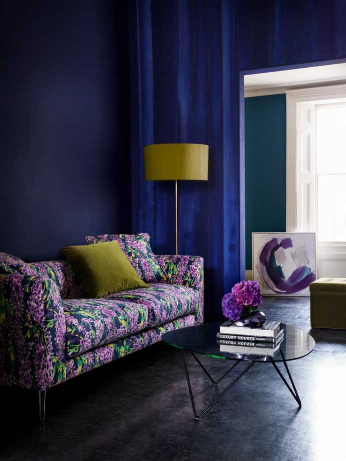 Варианты использования фиолетового дивана в интерьере гостиной