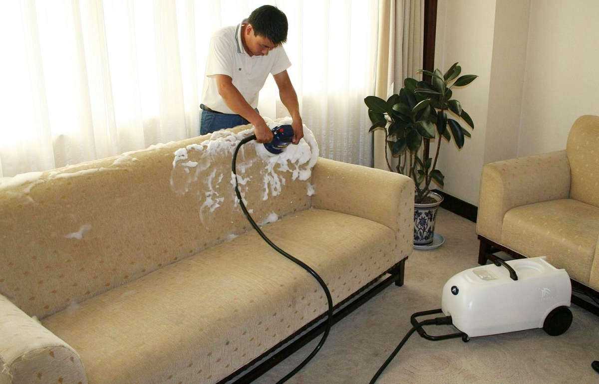 Как почистить мягкую мебель в домашних условиях: инструкция по сухой или мокрой химической чистке обивки дивана своими руками от засаленности и грязи на дому