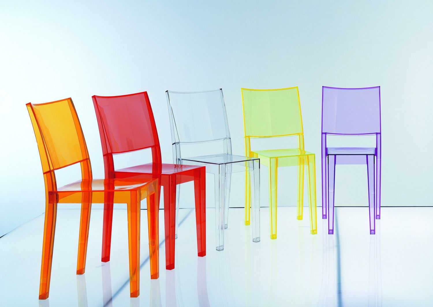 Разноцветные стулья из пластика в дизайне кухни