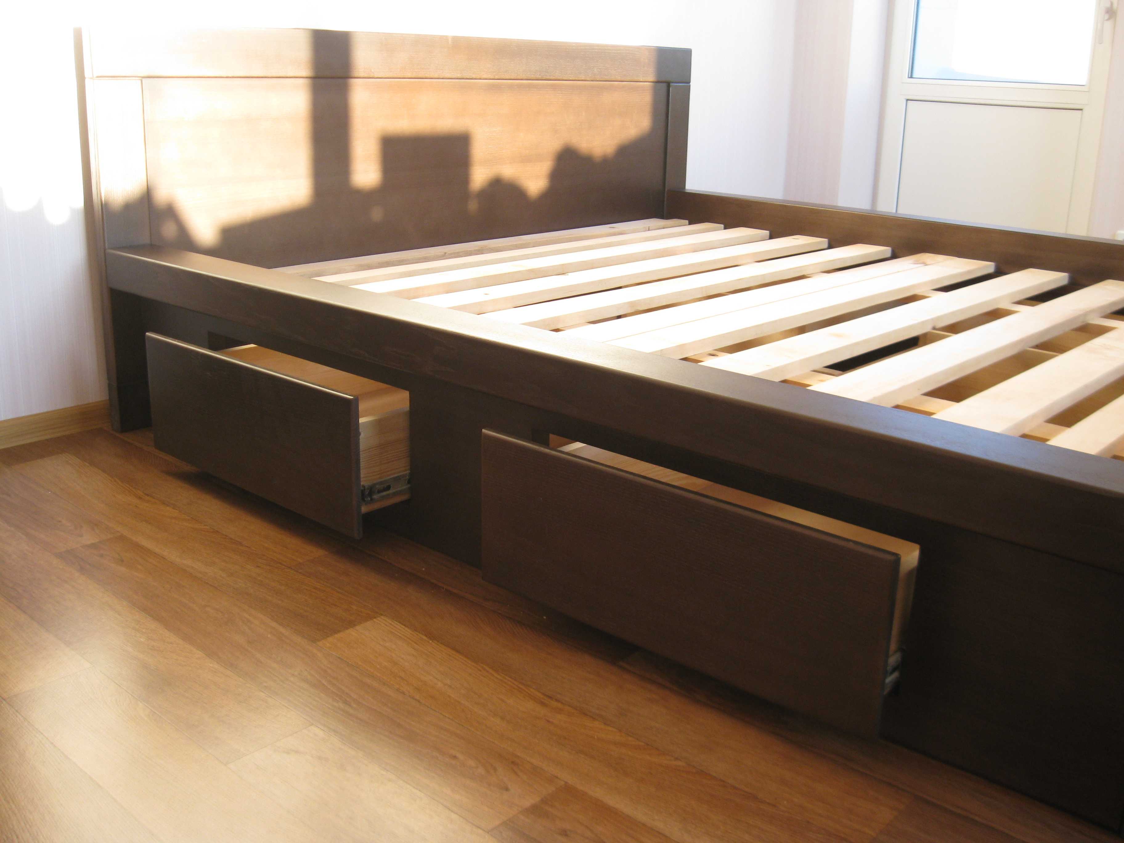 Описание кроватей с выдвижными ящиками — особенности и устройство