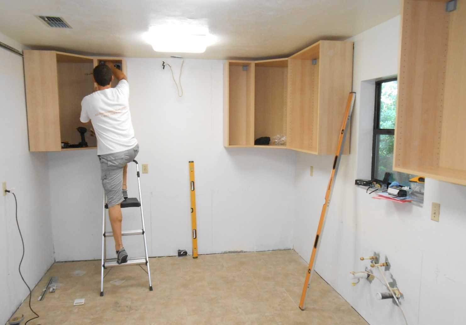 Как крепится кухня к стене. Крепление для кухонных шкафов. Крепление кухонных шкафов к стене. Повесить кухонный гарнитур на стену. На что повесить кухонные шкафы на стену.