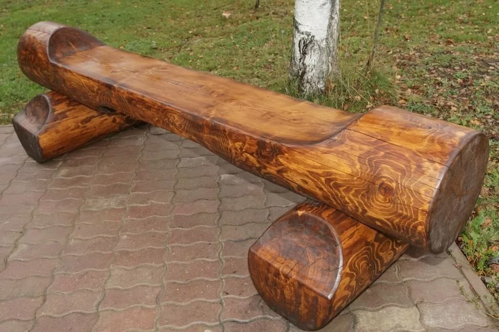 Деревянная садовая скамейка из бревна