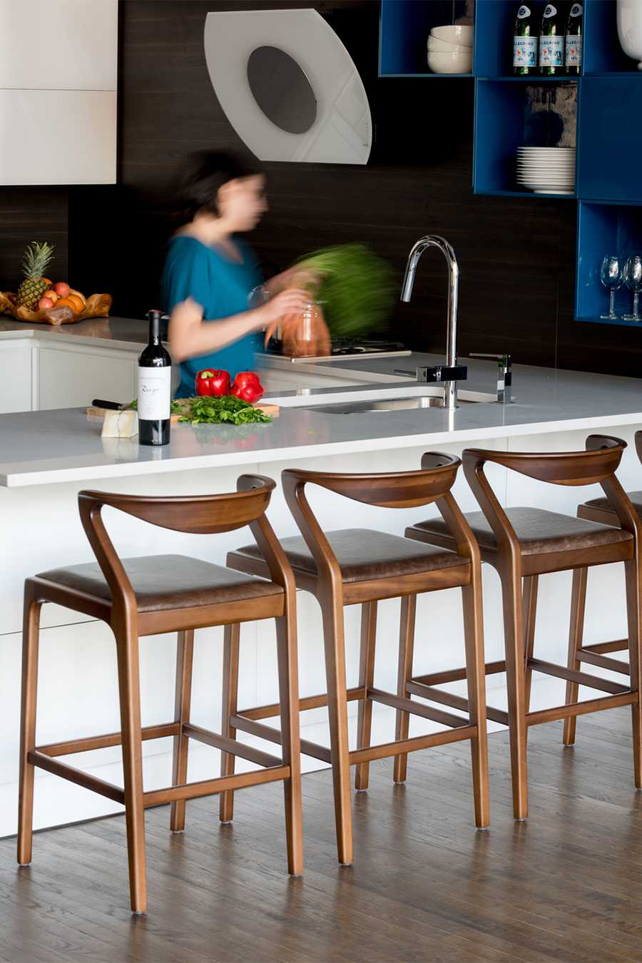 Высокие барные стулья для кухни — атмосфера бара в кухонном интерьере