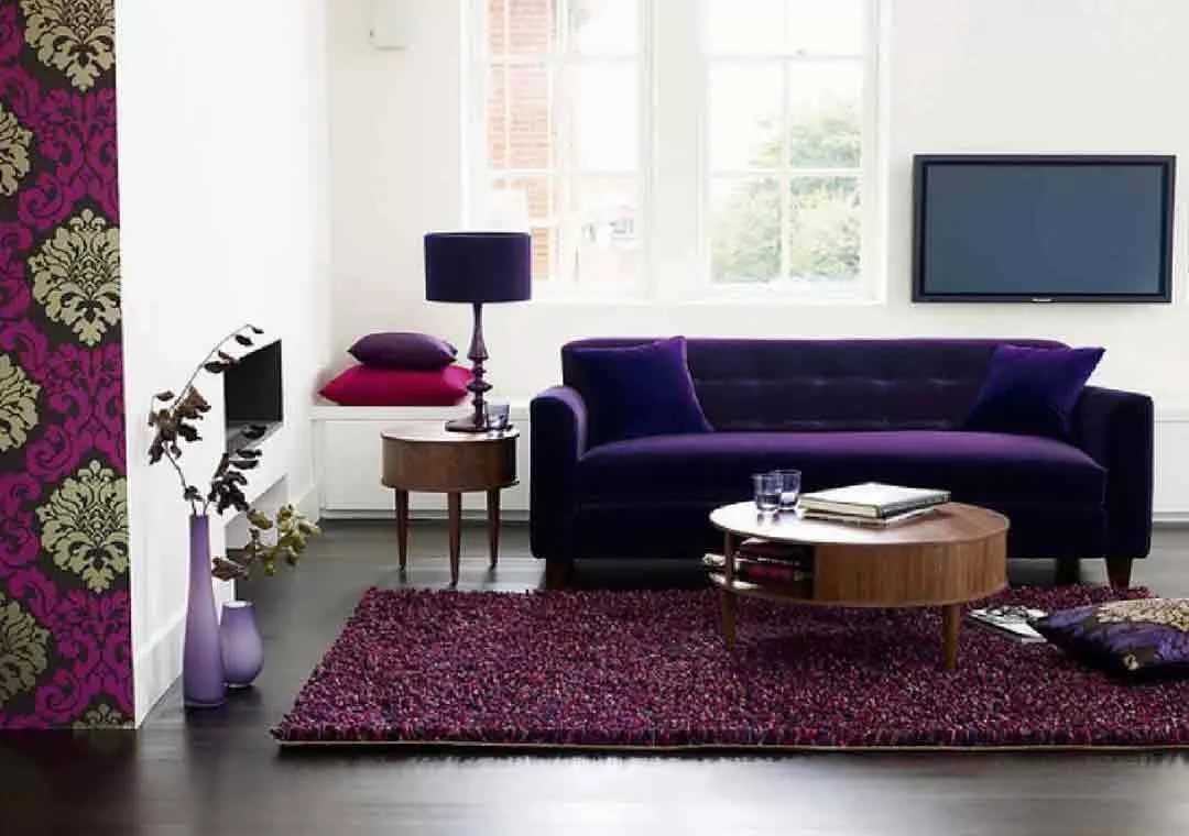Фиолетовый ковер и шторы в интерьере