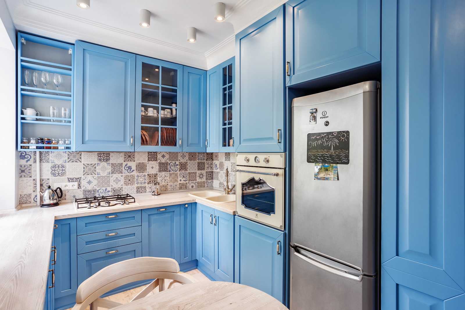 Бело-голубая кухня (27 фото): кухонные гарнитуры с белым верхом и голубым низом в интерьере