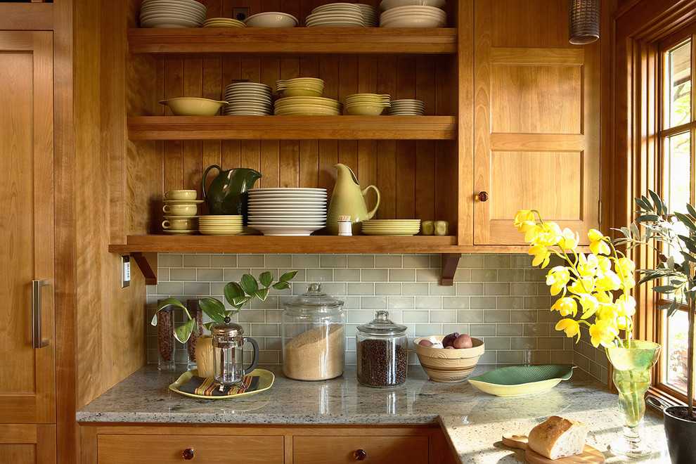 Полки вместо навесного шкафа: варианты дизайна кухонного гарнитура