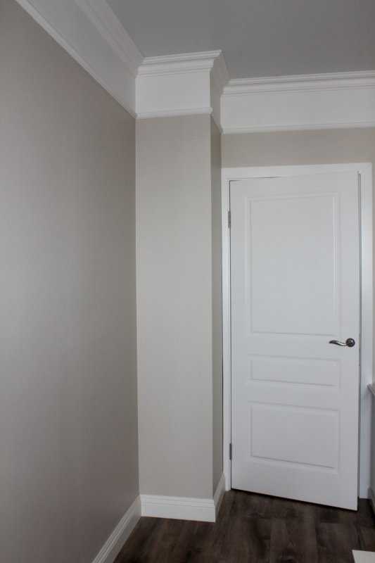 Белый плинтус в интерьере (34 фото): особенности напольных и высоких плинтусов. белые двери и широкий белый плинтус в интерьере. советы дизайнеров