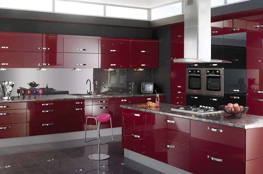 Бордовый цвет в интерьере кухни