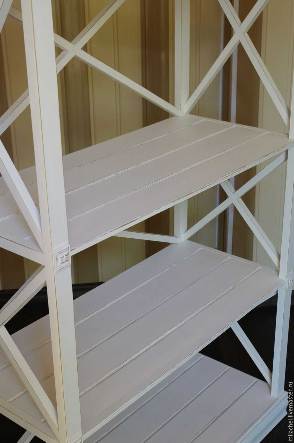 Стеллаж на балкон (59 фото): металлическая и деревянная модель для рассады с дверцами