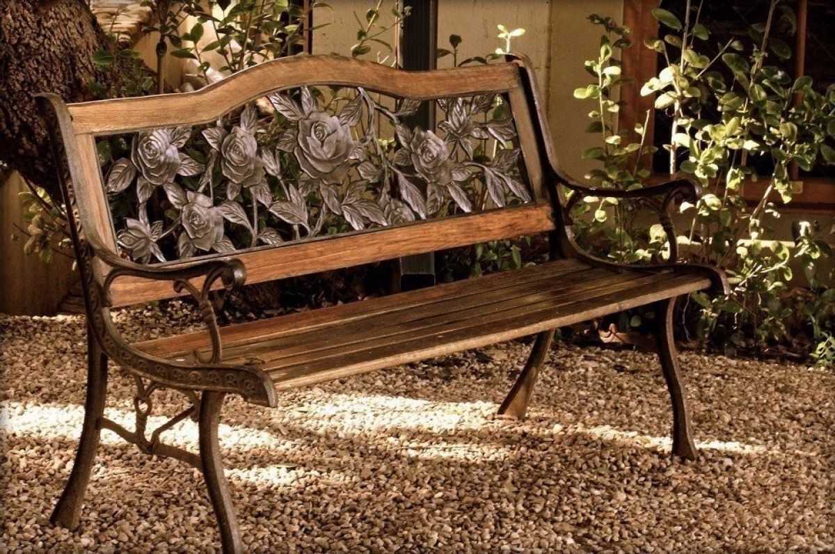 Садовая скамейка как декоративный элемент сада