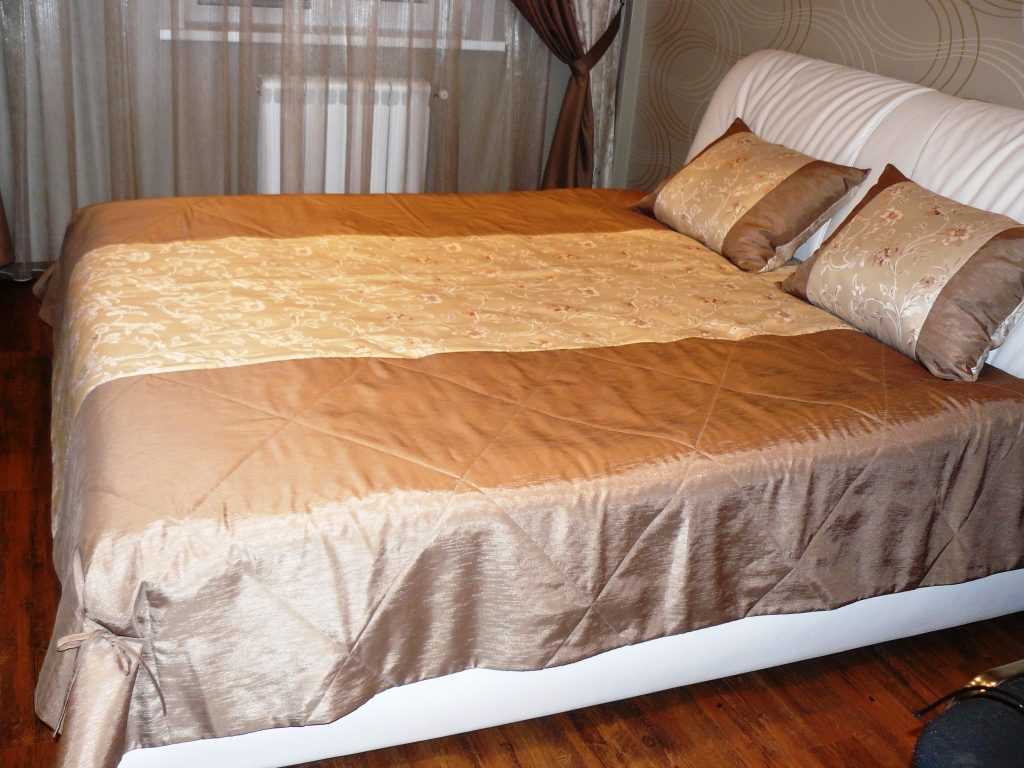 Как подобрать покрывало на кровать к интерьеру: советы дизайнеров