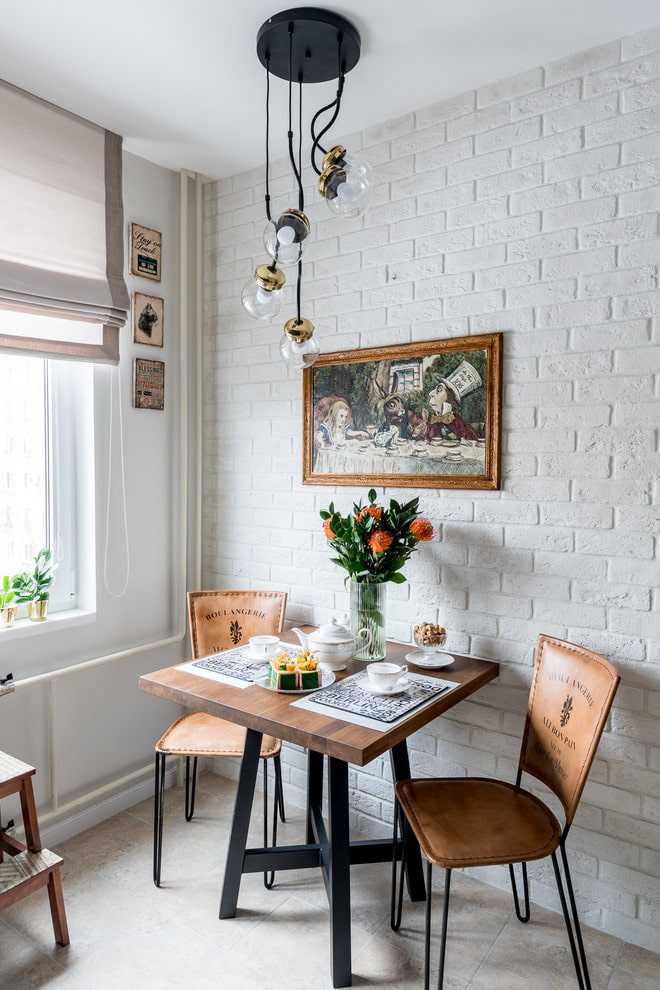 Запоминающееся оформление стены над кухонным столом -самые яркие идеи на фото