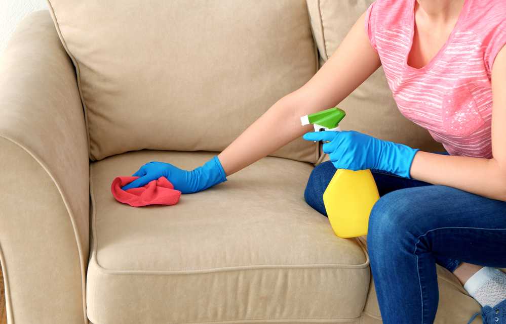 Как эффективно почистить тканевую обшивку дивана от грязи у себя дома?