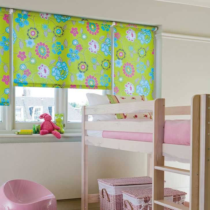 Короткие шторы в интерьере детской