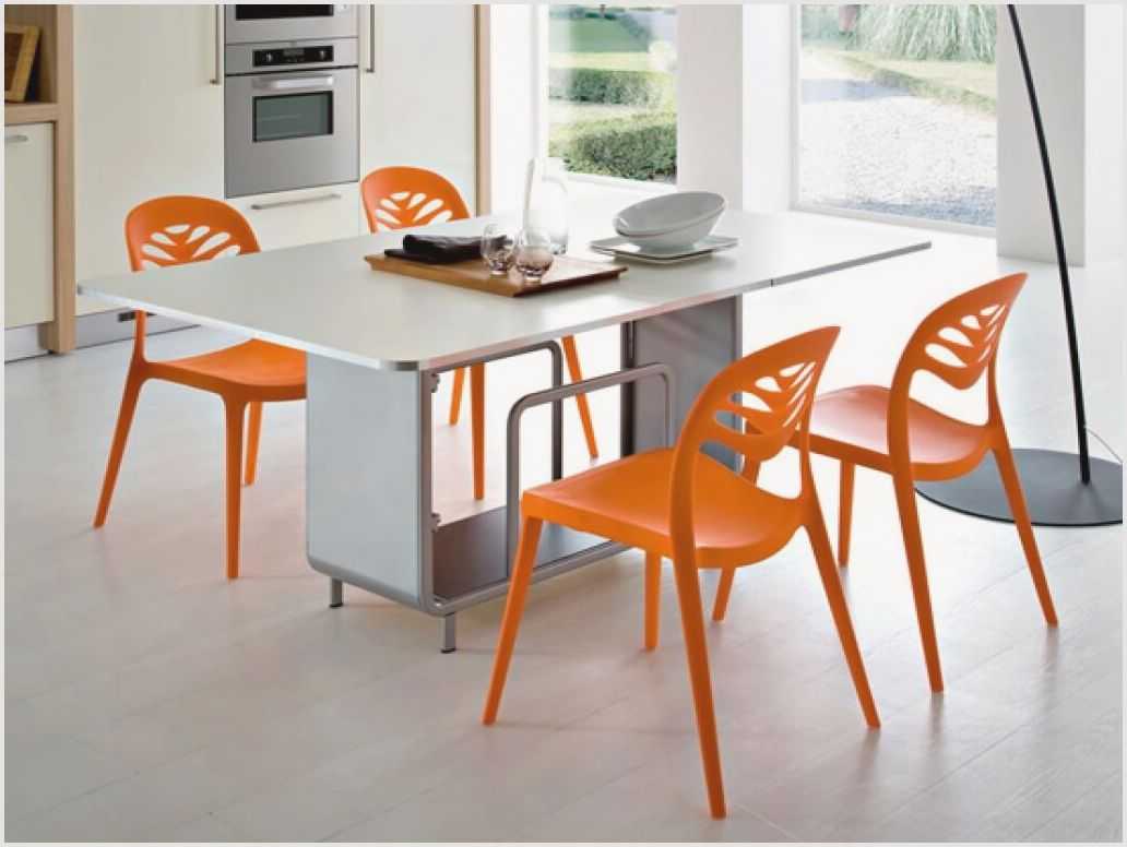 Пластиковый кухонный стол. Стул оранжевый для кухни. Оранжевые стулья в интерьере. Оранжевый стол для кухни. Оранжевые стулья в интерьере кухни.