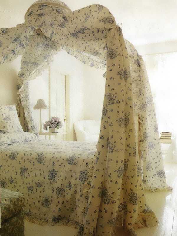 Кровать с балдахином — роскошный элемент интерьера спальни
