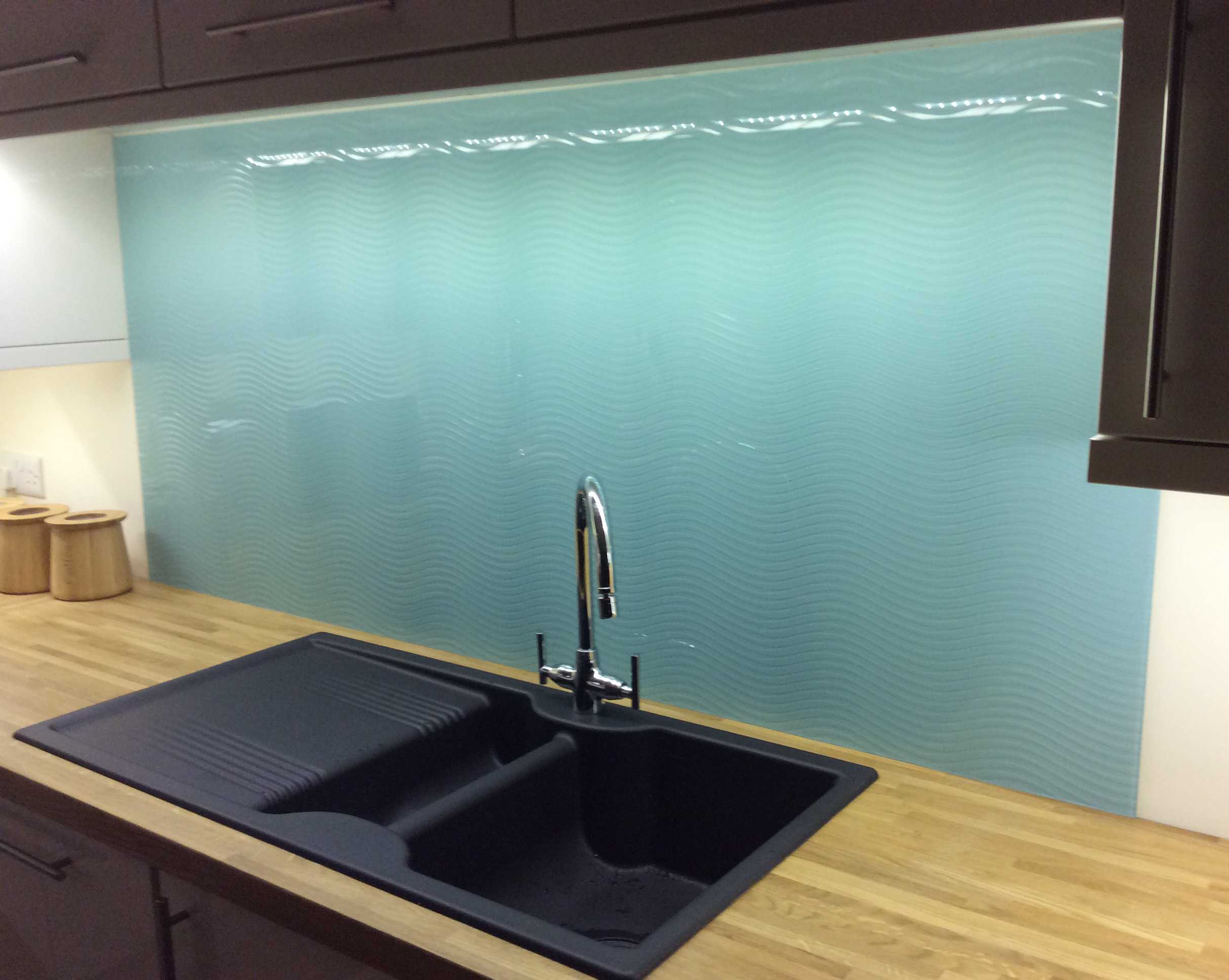 Использование стеклянных панелей на кухне ─ широкие дизайнерские возможности