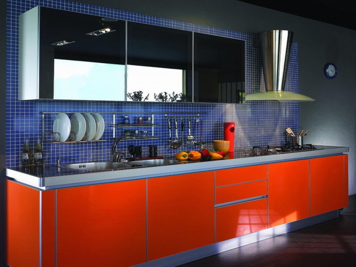 сочетание оранжевого и голубого в интерьере кухни