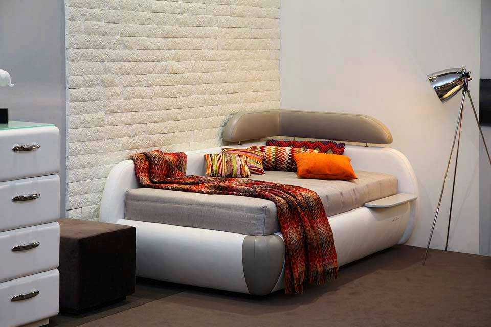 Кровать двуспальная со стеновой панелью