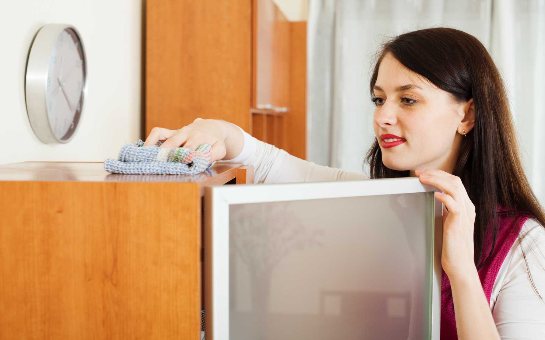 9 способов быстро убрать неприятный запах из шкафа