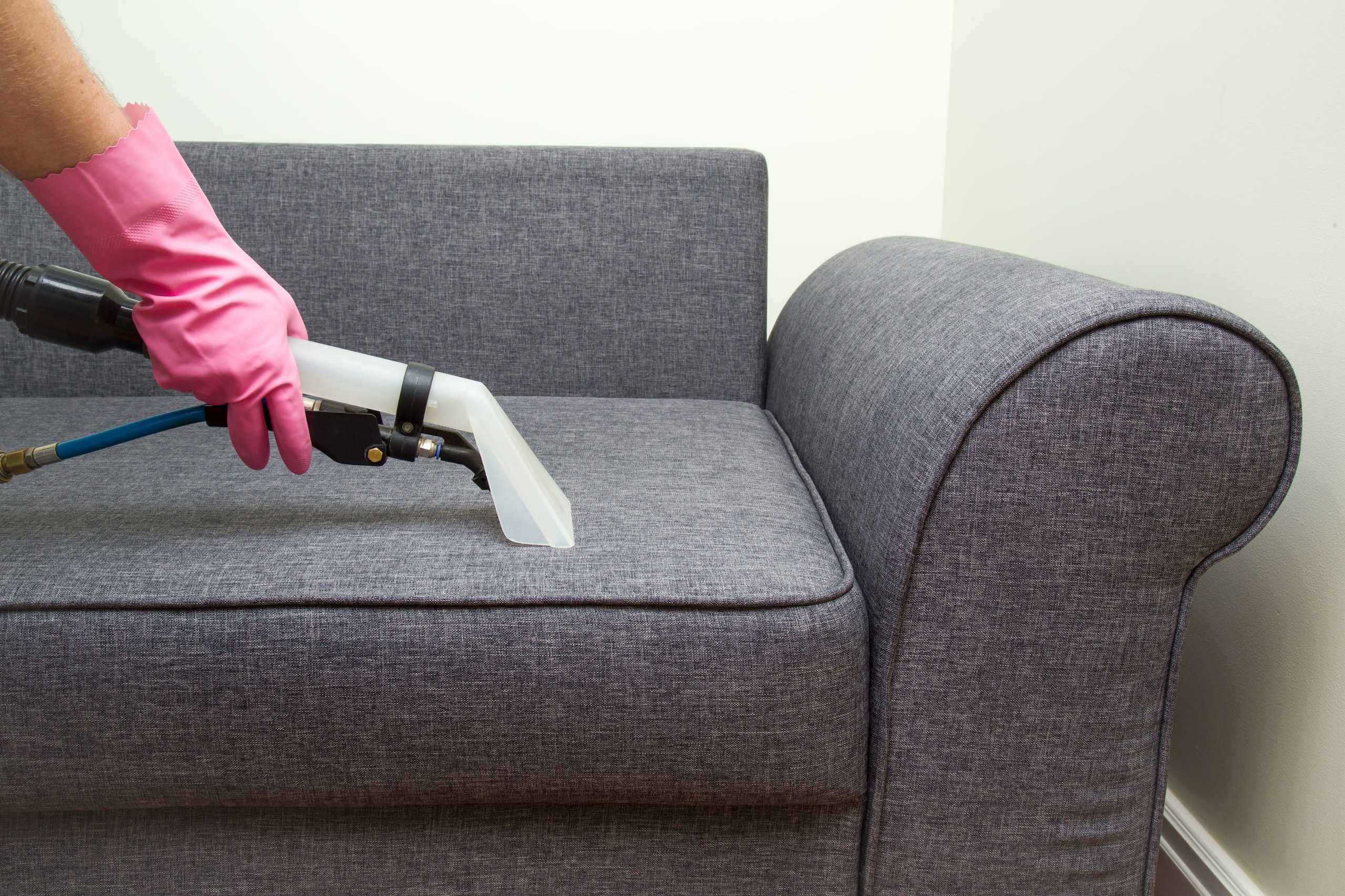 Обзор способов и средств для чистки обивки дивана в домашних условиях