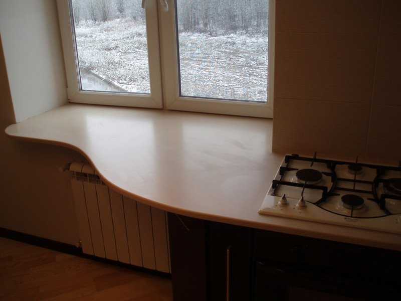 Грамотное использование пространства: подоконник-столешница на кухне