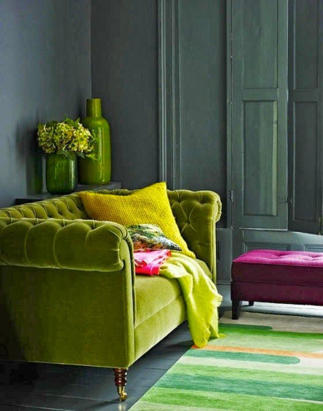 Зеленый диван в гостиной – весенний акцент в интерьере