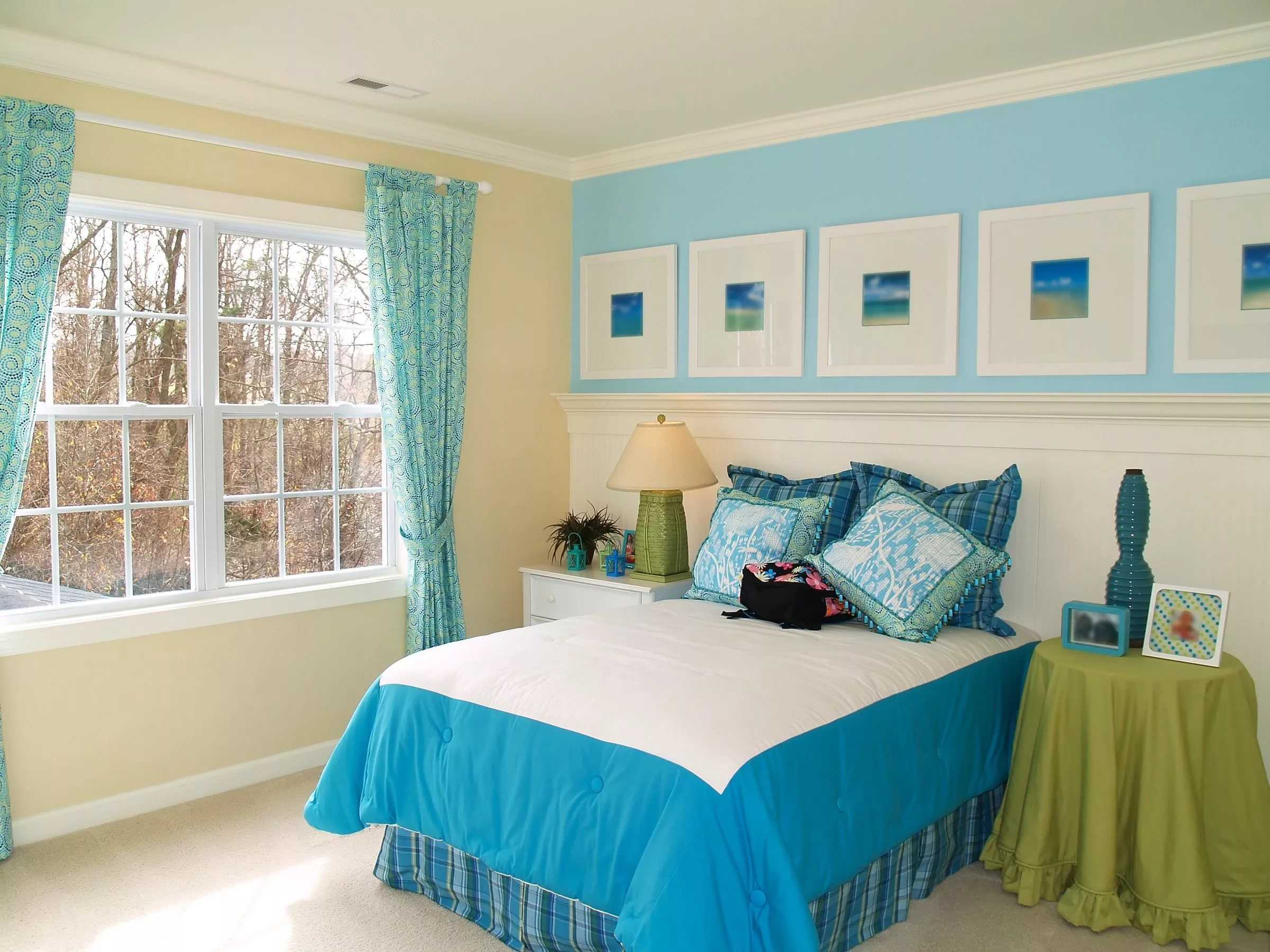 Голубые обои: для стен в интерьере, цвета и фото, светлые с золотом, с какими сочетаются, фон комнаты белый