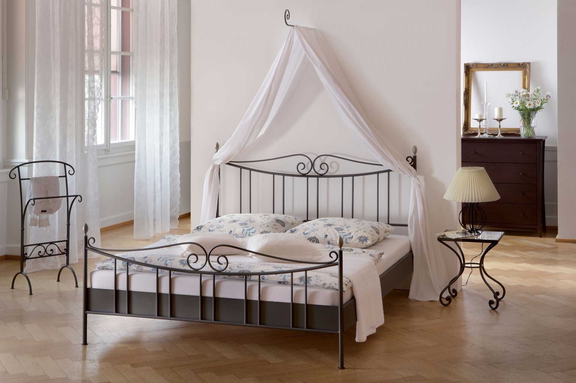 Дизайн спальни с кованной кроватью