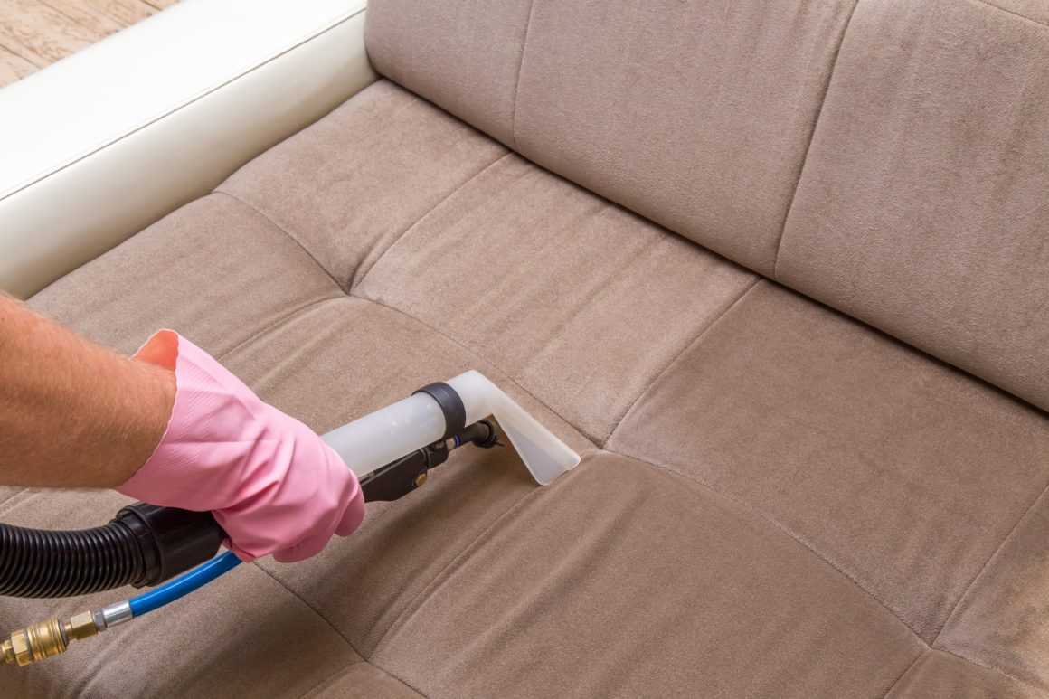 Чем почистить обивку дивана от грязи в домашних условиях