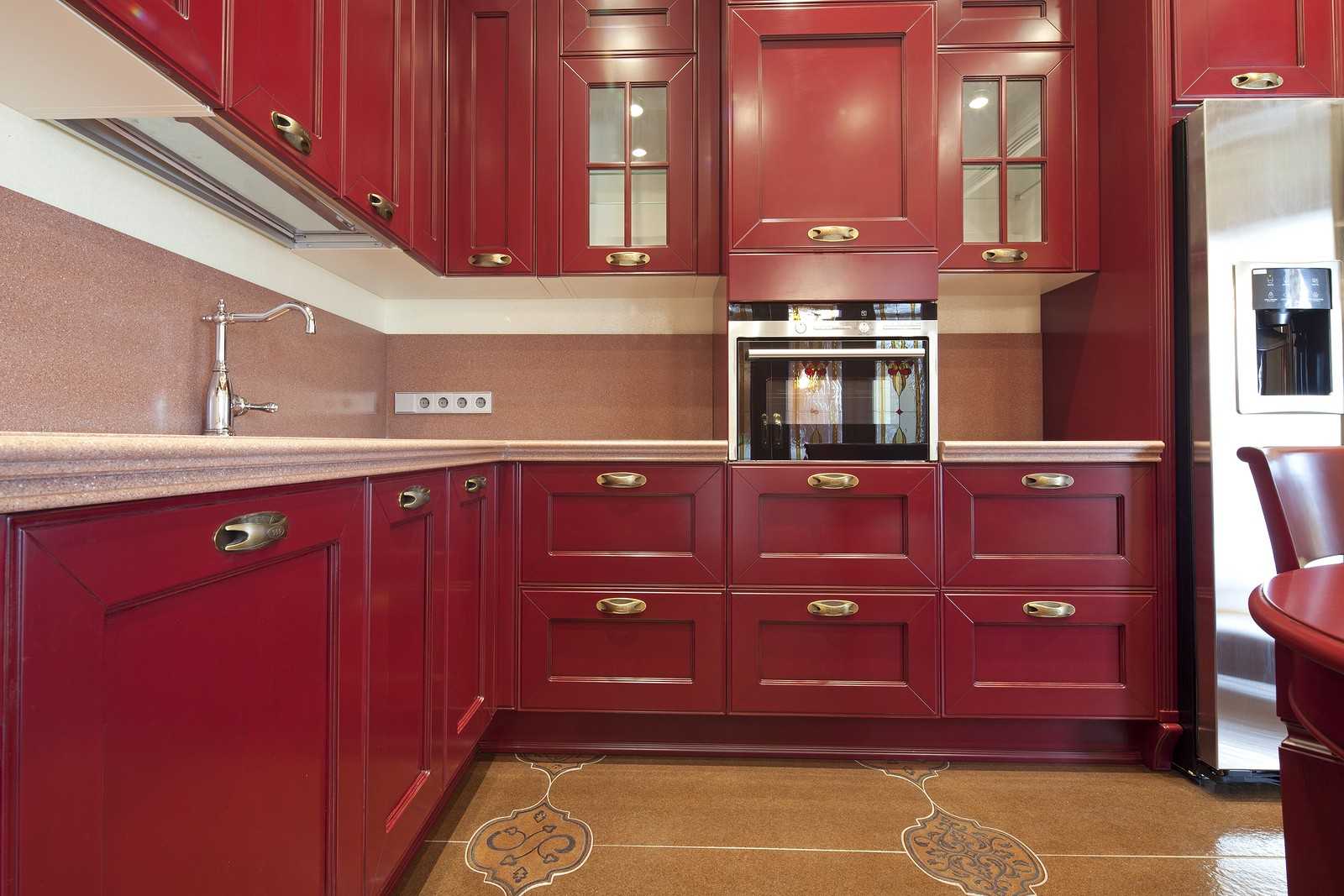 Дизайн кухни бордового цвета — сочетание его в интерьере