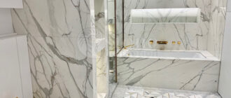 Белый мрамор в интерьере ванной комнаты и санузла в Москве